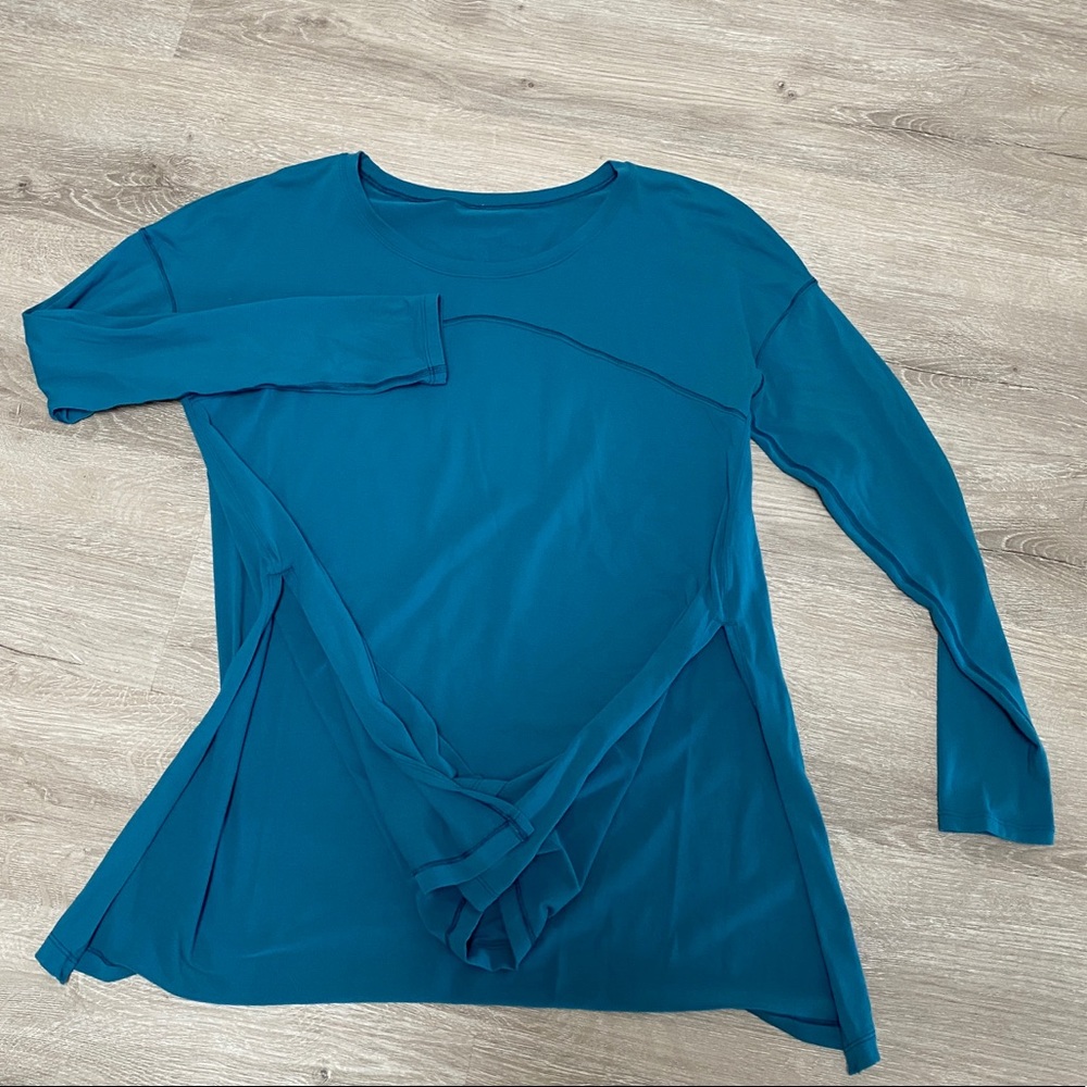 Women’s long sleeve top (with side slits)